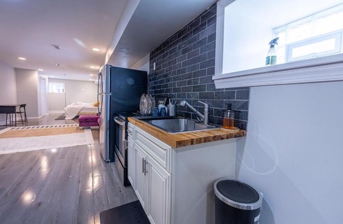 West Philadelphia Apartment | Huge Studio for 4 and 10 Min Train to Center City