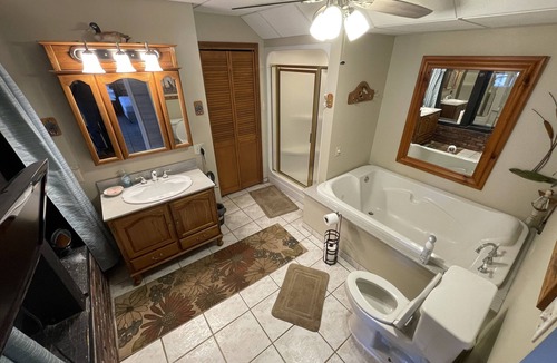 Texico Cabin | Hunt 174 Jefferson Co Illinois deer magnet acres. Deer house, 3 stands, hayblind