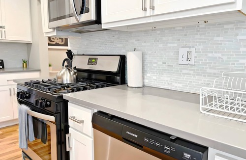 Boystown Apartment | Ideal 1-Bedroom Stay