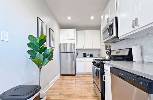 Boystown Apartment | Ideal 1-Bedroom Stay