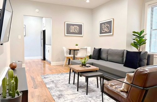 Boystown Apartment | Ideal 1-Bedroom Stay