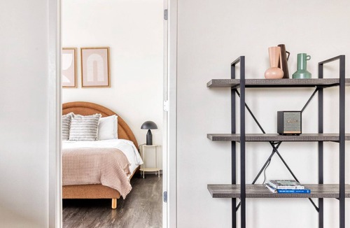 Bucktown Apartment | Ideal Bucktown 2 BR w/ Gym, close to shops, by Blueground