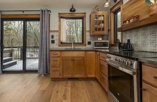 Carbondale Cabin | Ideal Couple's Wooded Retreat near Giant City Park
