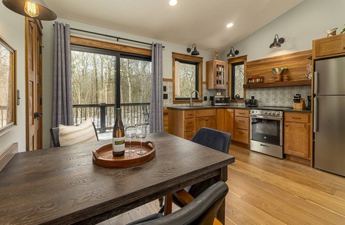 Carbondale Cabin | Ideal Couple's Wooded Retreat near Giant City Park