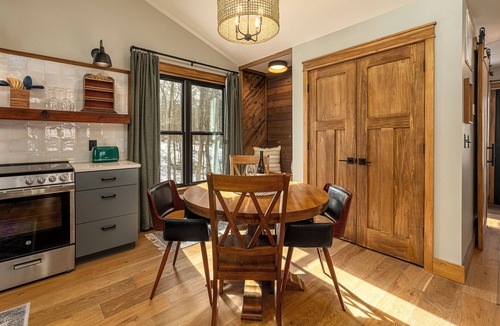 Carbondale Cabin | Ideal Couple's Wooded Retreat near Giant City Park