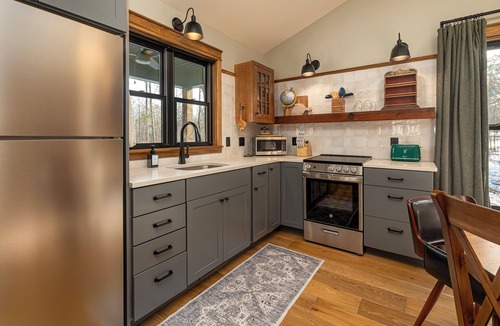 Carbondale Cabin | Ideal Couple's Wooded Retreat near Giant City Park