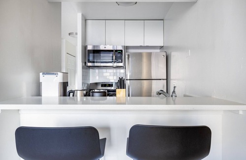 Gold Coast Apartment | Ideal Gold Coast Studio near the L & Oak Street Beach, by Blueground