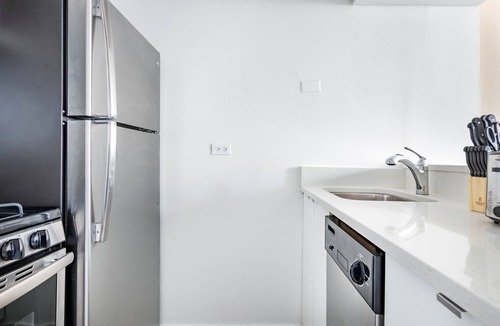Gold Coast Apartment | Ideal Gold Coast Studio near the L & Oak Street Beach, by Blueground