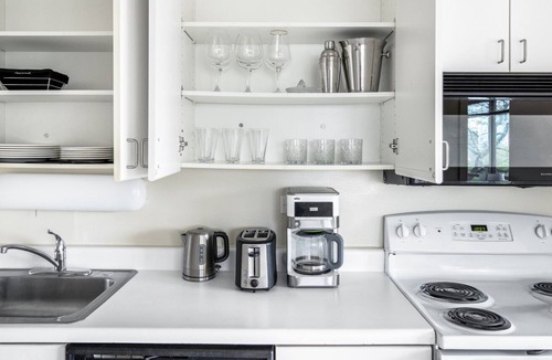 Lake View East Apartment | Ideal Lakeview 2BR w/ Gym, Rooftop Pool, near Wrigley, by Blueground