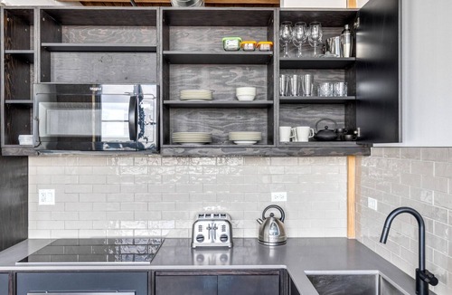 Sheffield Neighbors Apartment | Ideal Lincoln Park 1BR w/Lounge, Roof & Gym, near DePaul, by Blueground