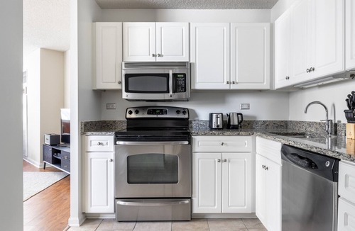 Rush and Division Apartment | Ideal River North 1BR w/pool, gym, nr. L & Magnificent Mile