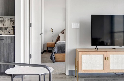 Near West Side Apartment | Ideal West Loop 1BR w/ Gym, Pool & Lounge, 2 blocks from L, by Blueground