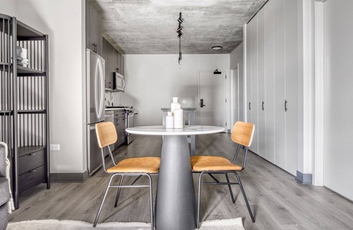 Near West Side Apartment | Ideal West Loop 1BR w/ Gym, Pool & Lounge, 2 blocks from L, by Blueground