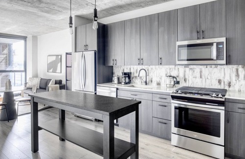 Near West Side Apartment | Ideal West Loop 1BR w/ Gym, Pool & Lounge, 2 blocks from L, by Blueground