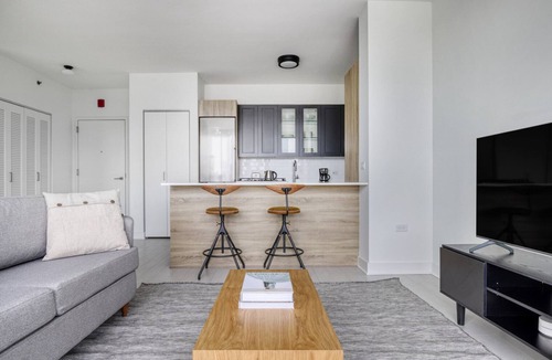 West Loop Apartment | Ideal West Loop 1BR w/Pool, Coworking & Gym, 1 block to L, by Blueground