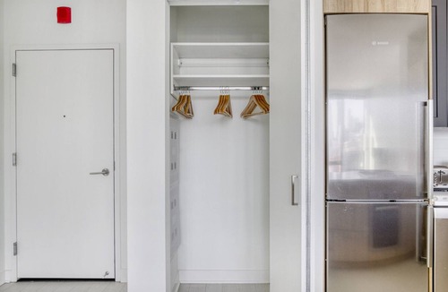 West Loop Apartment | Ideal West Loop 1BR w/Pool, Coworking & Gym, 1 block to L, by Blueground