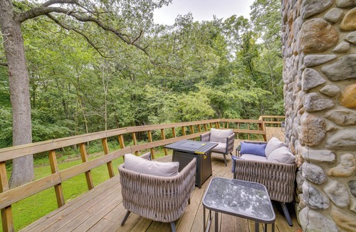 Putnam Cabin | Illinois Cabin w/Wraparound Deck & Fireplaces