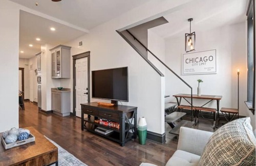 Bucktown Apartment | Immaculate 2-Story Home w/Garage, 2 Back Decks & Garden