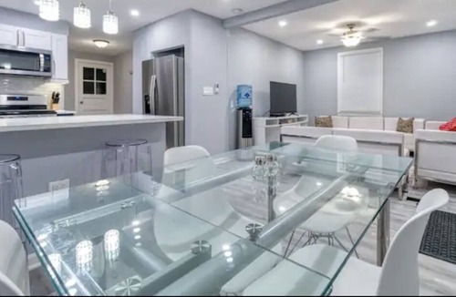 Wood Dale House | Immaculate 3 Bedroom 2 Bath house near Ohare!