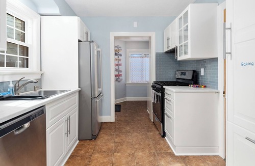 Fort Wayne Apartment | Immaculate-Central-Parking-Gardens-Dining-Cafés