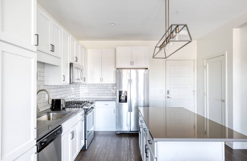 Elmhurst Apartment | Impeccable Elmhurst 1BR w/Lounge, Pool & Gym nr Metra, by Blueground