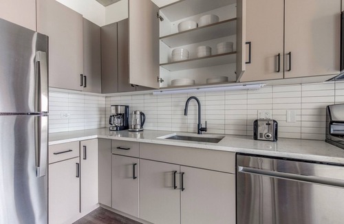 Killgubbin Apartment | Impeccable River North 1BR w/Yoga Studio, nr Riverwalk, by Blueground