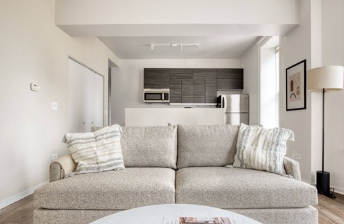 South Loop Apartment | Impeccable South Loop 2BR nr L & Grant Park, by Blueground