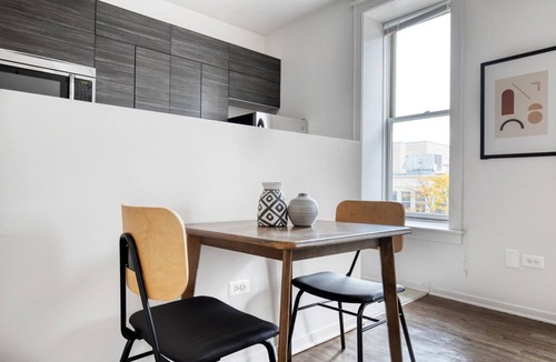 South Loop Apartment | Impeccable South Loop 2BR nr L & Grant Park, by Blueground