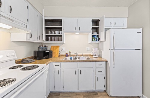 Independence Apartment | Independence 2BR Apartment Near GEHA Field