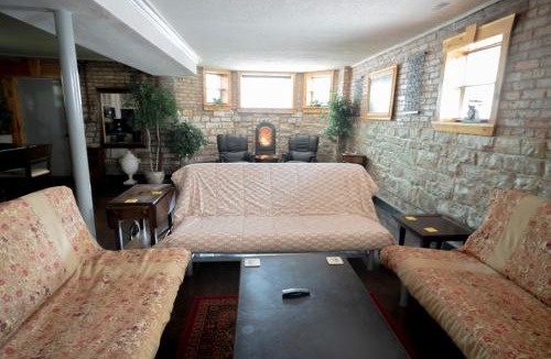 Lake View East Apartment | Inspiring Grotto Sleeps 10-20 Free TV & Parking