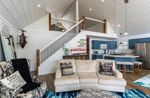 Holcomb House | Insta-worthy Rock River cabin