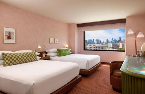 Red River Cultural District Hotel | Inviting Downtown Retreat: 2 90s-styled Rooms w/Modern Amenities & Pool