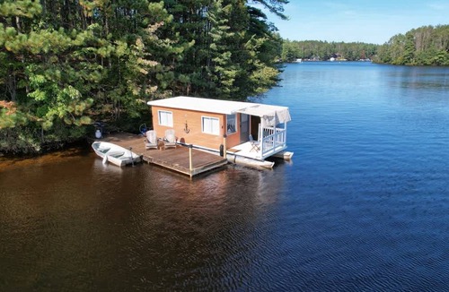Brantingham House | Island Waterfront w Pontoon Boat Hottub Dogs Lv