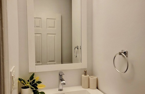 Truxton Circle Apartment | It's a 10! Chic 1-bedroom located 10 mins from everywhere you want to be in DC