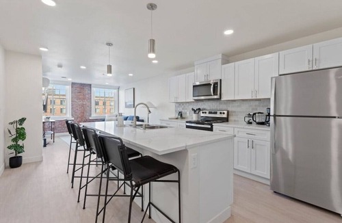 Riverside Apartment | J & K on Main Luxury Apartment 405
