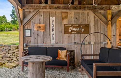 Thompson Cabin | Jack Cabin Modern Cabin for Families Close to Skiing with Hot Tub and Firepit