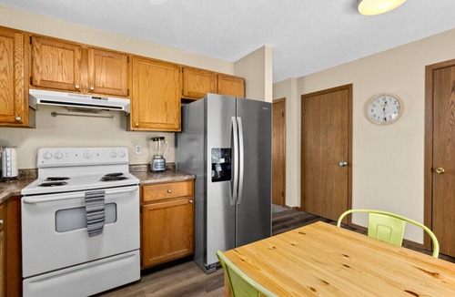 Bloomington Apartment | Jeff 2 · 2Bed BloNo Gem: Near Rivian & Statefarm Offices