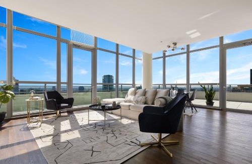 Downtown Chicago Apartment | K2 Sky High Apartments with Stunning Chicago Views in West Loop