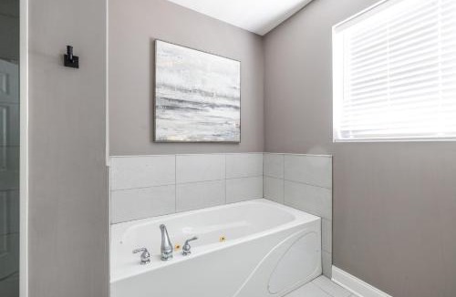 Woodlawn House | Kenwood Apartments, Downtown Hyde Park