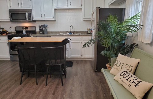 Geneva Apartment | Keyless, KING bd, WIFI, desk, Fox River Bike Trail, near MetraTrain