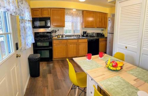 Waukegan Apartment | *King bed/3bds house Near Naval Base & 6Flags*