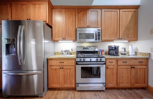 The Galena Territory House | King Bed : Deck w/Grill : Fireplace : Smart TVs : Pool + Gym Access : EV level 2