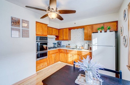 Elmwood Park Apartment | King Bed | Smart TV | Historic Location
