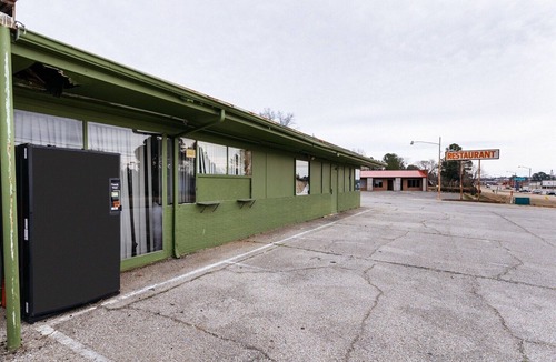 Holly Springs Apartment | King Bed Smoking | Holly Springs
