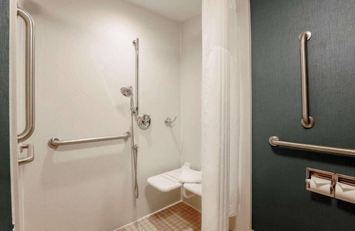 Bedford Park Apartment | King Room Near Wintrust Sports Complex CHI