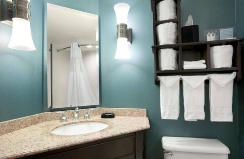 Bedford Park Apartment | King Room Near Wintrust Sports Complex CHI