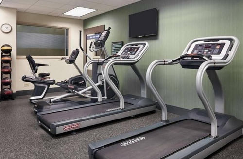 Bedford Park Apartment | King Room Near Wintrust Sports Complex CHI