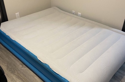 Ottawa House | King size bed! Pet friendly 3bd 1 bath house with garage 0.7 mi to downtown.