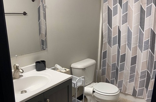 Ottawa House | King size bed! Pet friendly 3bd 1 bath house with garage 0.7 mi to downtown.