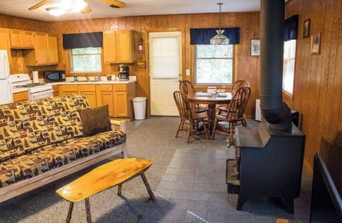 Triumph Cabin | Kishauwau Cabins Dog Friendly [Commanche Cabin] near Starved Rock State Park